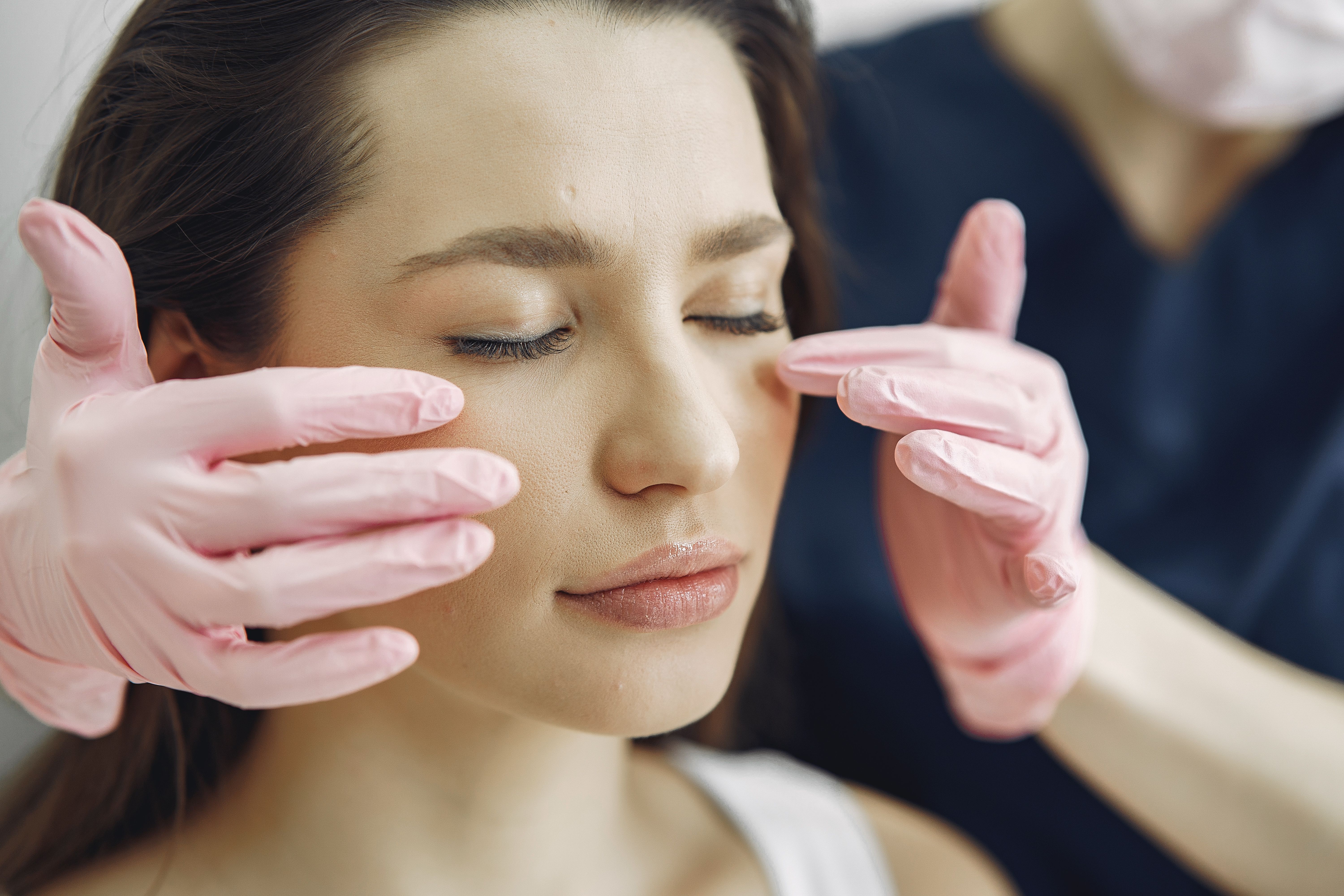 Relleno de ojeras con ácido hialurónico